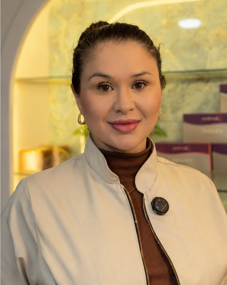 Lucielle Rosa, profissional de estética avançada, no ambiente da clínica