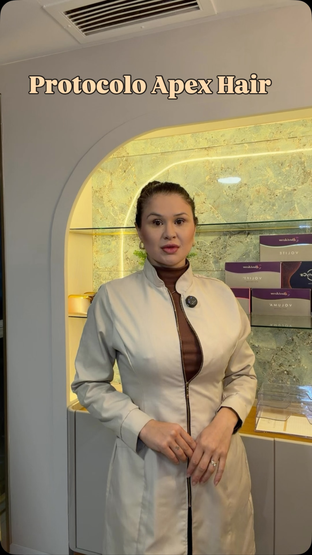 Lucielle Rosa apresentando o Protocolo Apex Hair na clínica